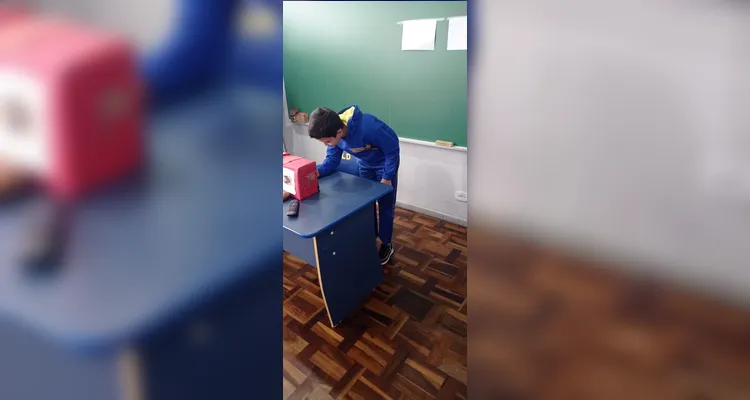 A simulação realizada em sala de aula contou com diversos materiais e ferramentas, como aplicativo e a confecção dos "materiais de campanha" das chapas concorrentes.