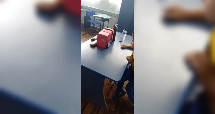 A simulação realizada em sala de aula contou com diversos materiais e ferramentas, como aplicativo e a confecção dos "materiais de campanha" das chapas concorrentes.