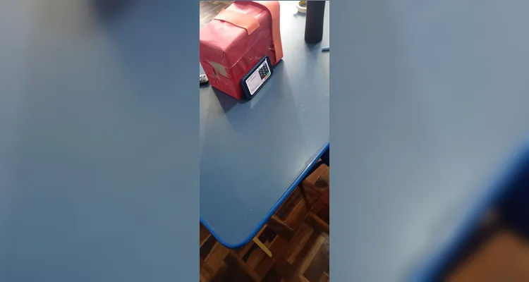 A simulação realizada em sala de aula contou com diversos materiais e ferramentas, como aplicativo e a confecção dos "materiais de campanha" das chapas concorrentes.