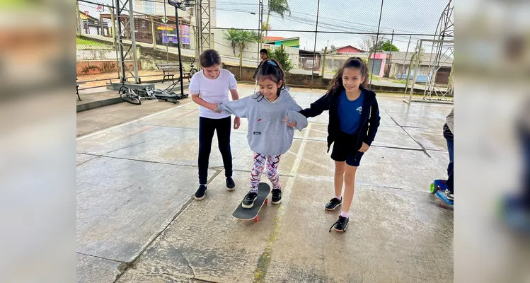 Como complemento aos estudos teóricos, os alunos participaram um momento de lazer na quadra da escola, onde puderam brincar de bicicleta, patinete, skate e aproveitar um ambiente de descontração.