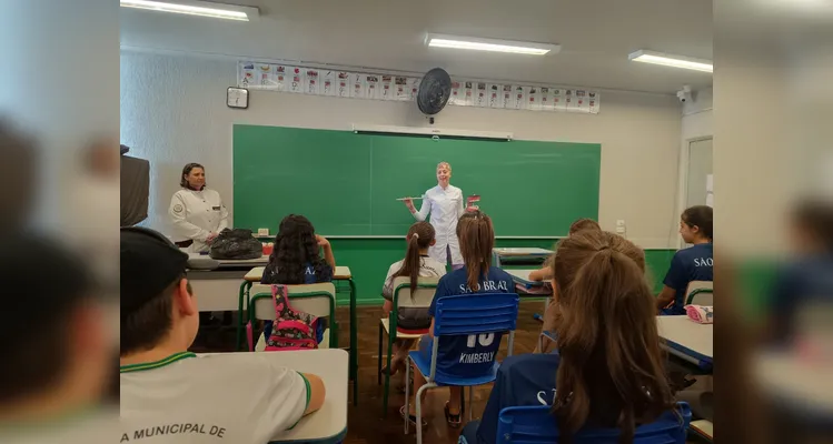 As turmas do quarto e quinto anos se reuniram para uma palestra com a Dra. Juliane Blum, dentista da Unidade Básica de Saúde São Braz, onde aprofundaram seus conhecimentos sobre os cuidados bucais.