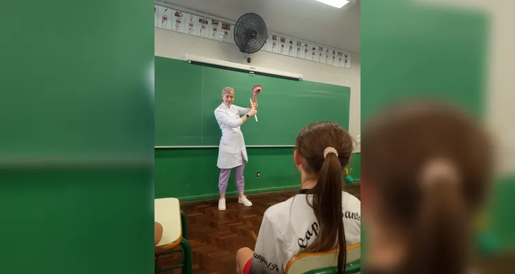 As turmas do quarto e quinto anos se reuniram para uma palestra com a Dra. Juliane Blum, dentista da Unidade Básica de Saúde São Braz, onde aprofundaram seus conhecimentos sobre os cuidados bucais.