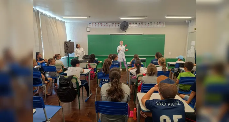 As turmas do quarto e quinto anos se reuniram para uma palestra com a Dra. Juliane Blum, dentista da Unidade Básica de Saúde São Braz, onde aprofundaram seus conhecimentos sobre os cuidados bucais.