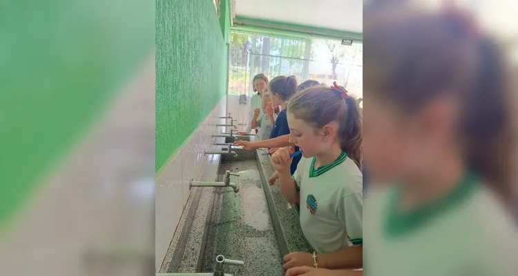 Após a fala os alunos realizaram a escovação dos dentes e receberam um kit para motivar os cuidados em casa.