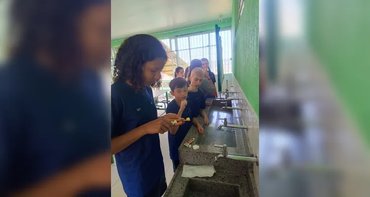 Após a fala os alunos realizaram a escovação dos dentes e receberam um kit para motivar os cuidados em casa.