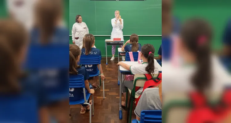 As turmas do quarto e quinto anos se reuniram para uma palestra com a Dra. Juliane Blum, dentista da Unidade Básica de Saúde São Braz, onde aprofundaram seus conhecimentos sobre os cuidados bucais.