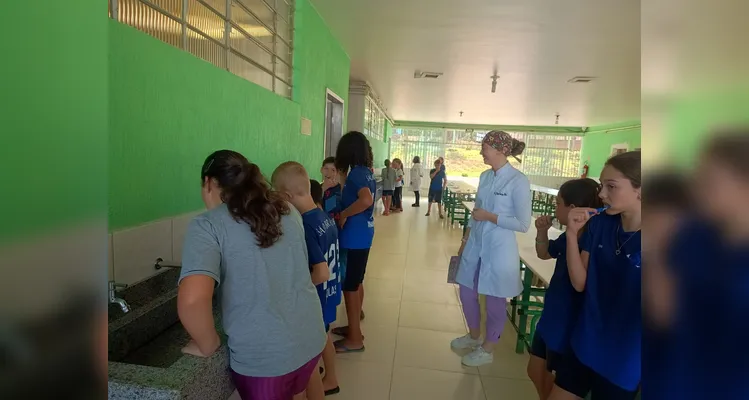 Após a fala os alunos realizaram a escovação dos dentes e receberam um kit para motivar os cuidados em casa.