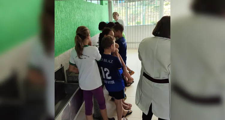 As crianças também realizaram a escovação dos dentes e receberam um kit para continuar os cuidados em casa.