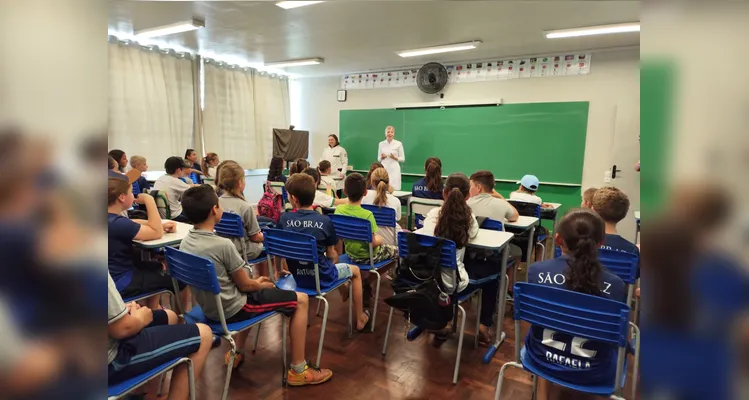 A palestra com uma dentista foi o complemento das atividades realizadas pela turma.