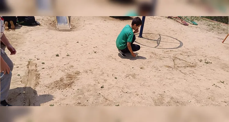 Após as pesquisas e estudos, os alunos praticaram as brincadeiras em sala de aula.