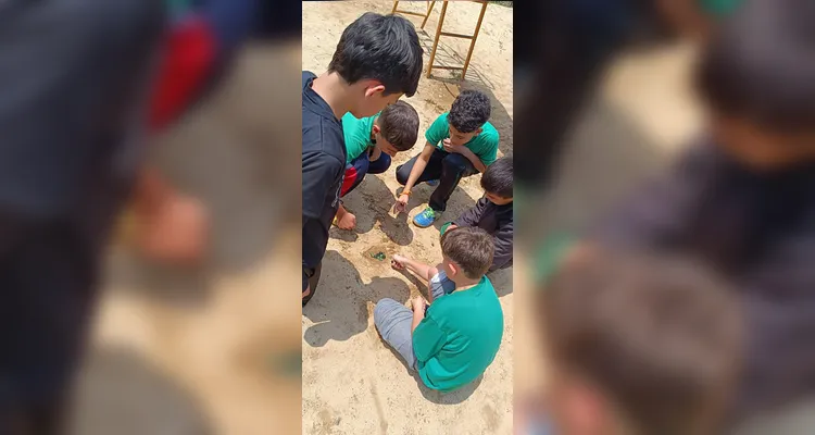 Após as pesquisas e estudos, os alunos praticaram as brincadeiras em sala de aula.