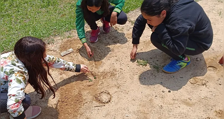 Após as pesquisas e estudos, os alunos praticaram as brincadeiras em sala de aula.