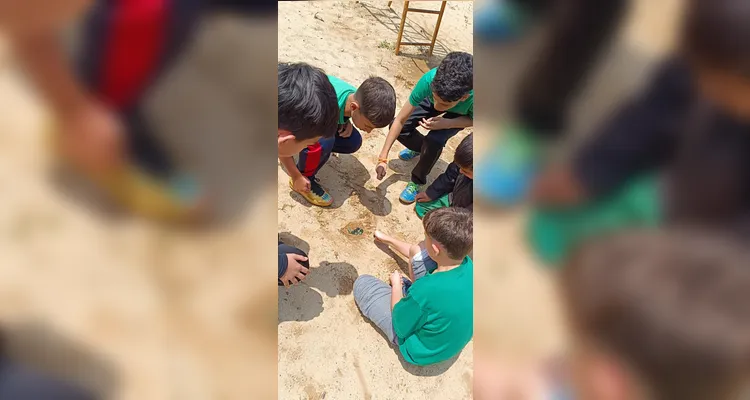 Após as pesquisas e estudos, os alunos praticaram as brincadeiras em sala de aula.