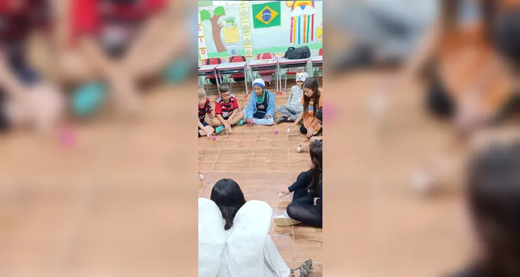 Após as pesquisas e estudos, os alunos praticaram as brincadeiras em sala de aula.