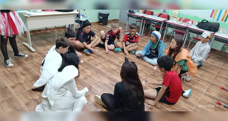 Após as pesquisas e estudos, os alunos praticaram as brincadeiras em sala de aula.