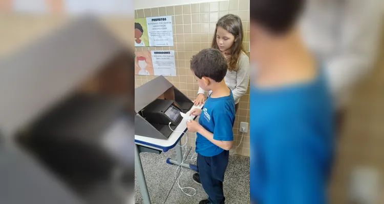 Os alunos também realizaram a simulação de todo o processo eleitoral, incluindo a criação de suas próprias candidaturas.