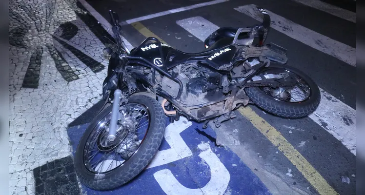 Motociclista fica ferido após acidente durante a madrugada em PG