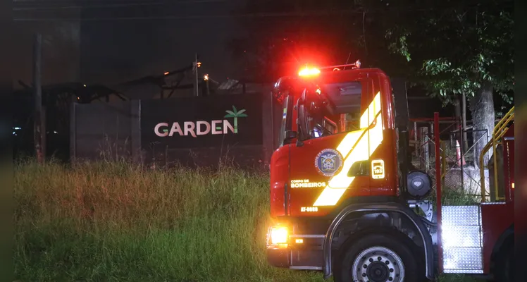 Incêndio em imóvel abandonado mobiliza Bombeiros em PG