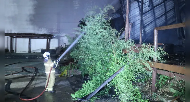 Incêndio em imóvel abandonado mobiliza Bombeiros em PG