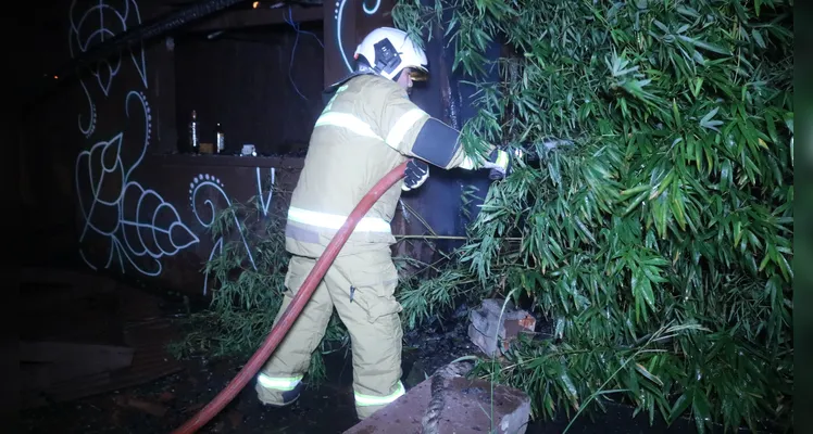 Incêndio em imóvel abandonado mobiliza Bombeiros em PG