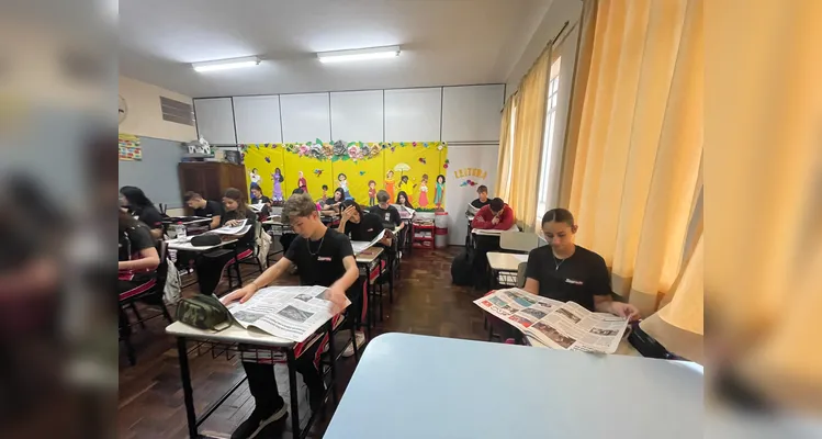 Através do estudo com o jornal impresso, os educandos puderam desenvolver a leitura crítica e consciente.