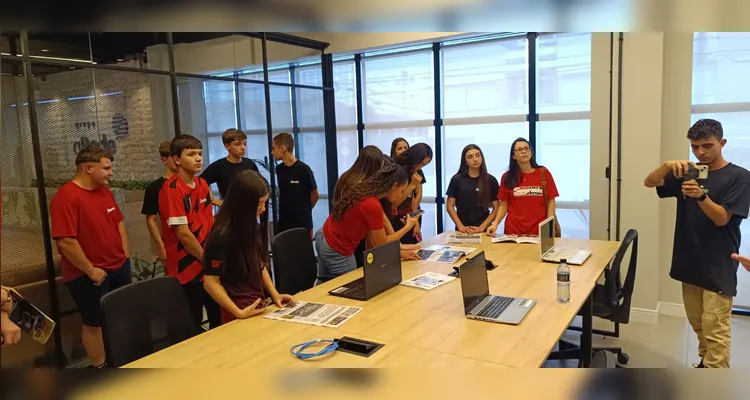 A visita incluiu um tour por estúdios e redação do maior portal de notícias do interior do Paraná, além de conversas com a equipe de jornalistas dos veículos.