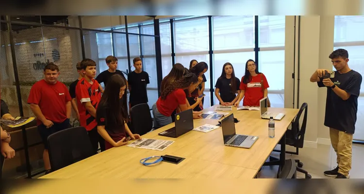 A visita incluiu um tour por estúdios e redação do maior portal de notícias do interior do Paraná, além de conversas com a equipe de jornalistas dos veículos.