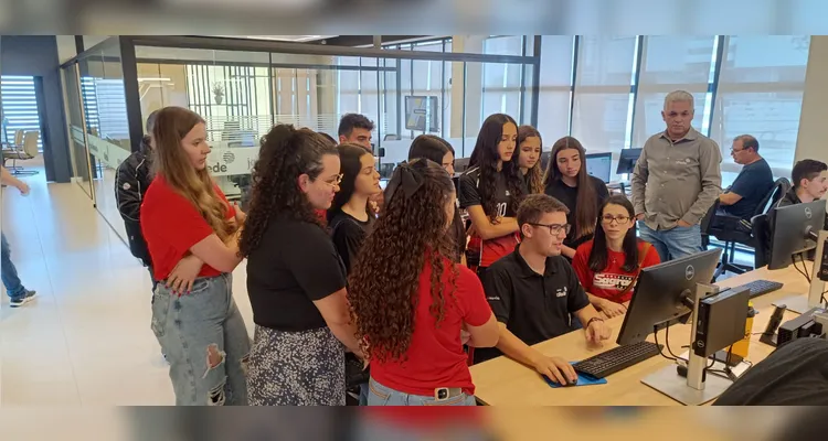 A visita incluiu um tour por estúdios e redação do maior portal de notícias do interior do Paraná, além de conversas com a equipe de jornalistas dos veículos.