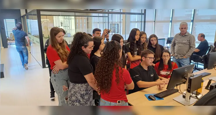 A visita incluiu um tour por estúdios e redação do maior portal de notícias do interior do Paraná, além de conversas com a equipe de jornalistas dos veículos.