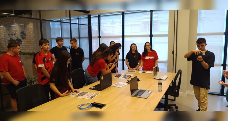 A visita incluiu um tour por estúdios e redação do maior portal de notícias do interior do Paraná, além de conversas com a equipe de jornalistas dos veículos.