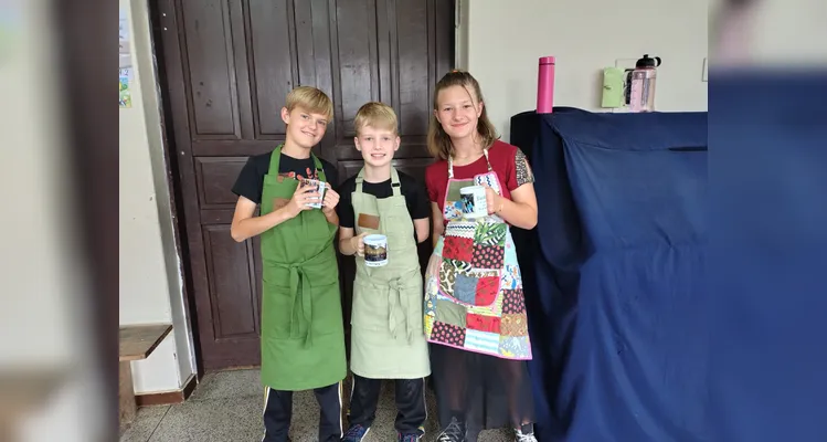 Ao final da proposta, a turma e os convidados saborearam uma mesa de guloseimas e café.