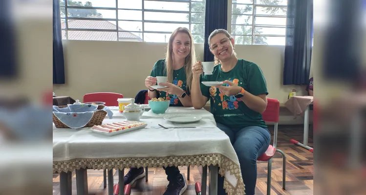 Ao final da proposta, a turma e os convidados saborearam uma mesa de guloseimas e café.