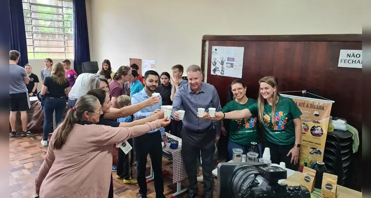 Ao final da proposta, a turma e os convidados saborearam uma mesa de guloseimas e café.