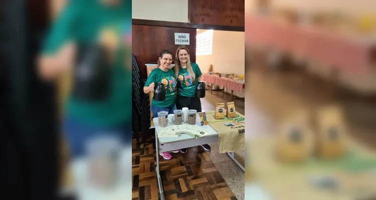 Ao final da proposta, a turma e os convidados saborearam uma mesa de guloseimas e café.