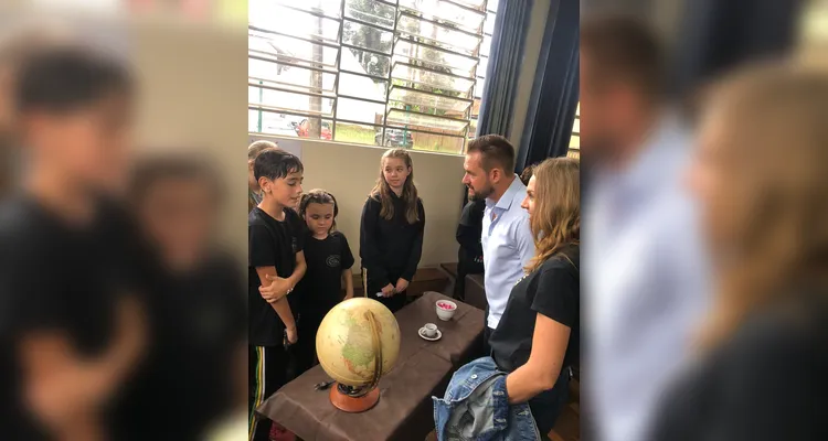 Os educandos foram divididos em equipes para realizar a apresentação sobre o tema, com cada equipe ficando responsável por uma temática.