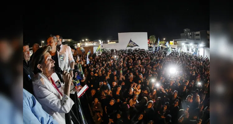 Confira imagens da festa de Elizabeth e apoiadores após vitória