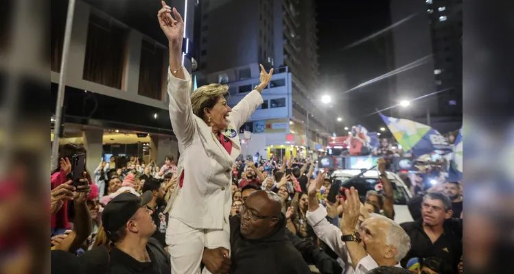 Confira imagens da festa de Elizabeth e apoiadores após vitória