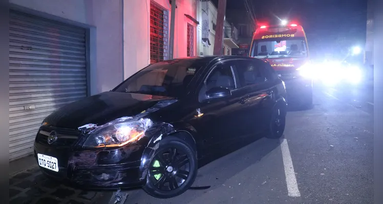 Carro é atingido por veículo após sair de garagem em PG