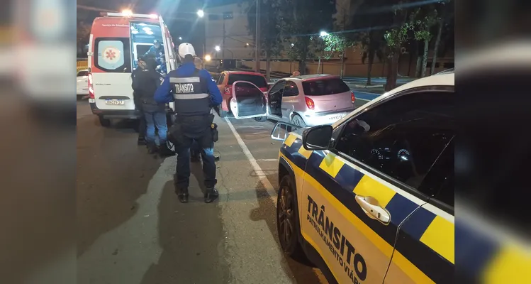 Motorista fica ferido ao colidir contra carro estacionado em PG