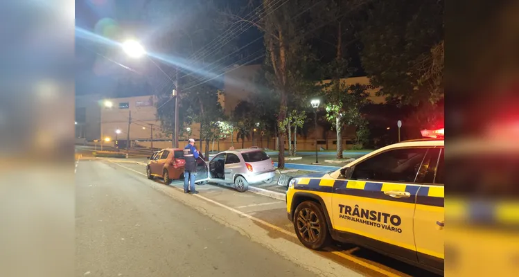 Motorista fica ferido ao colidir contra carro estacionado em PG