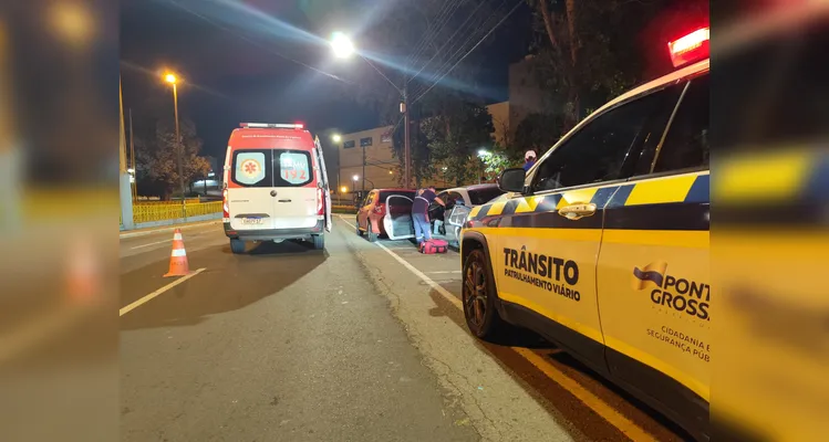 Motorista fica ferido ao colidir contra carro estacionado em PG