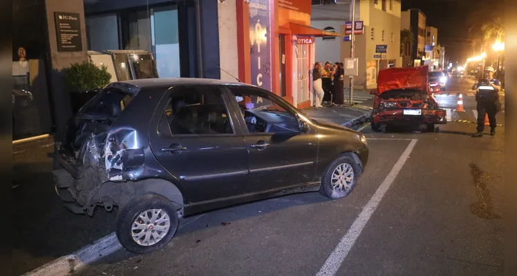 Colisão aconteceu no Centro de Ponta Grossa.