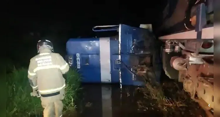 Circulação de trens é restabelecida após locomotiva tombar