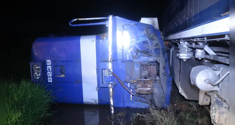 Trem tombou na região do bairro Neves, ao lado do residencial Lagoa Dourada