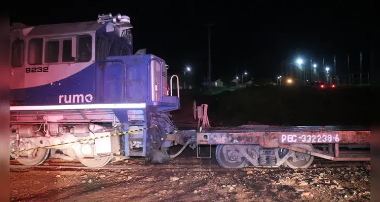 Circulação de trens é restabelecida após locomotiva tombar