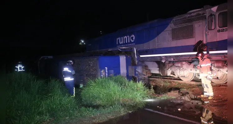 Trem tombou na região do bairro Neves, ao lado do residencial Lagoa Dourada