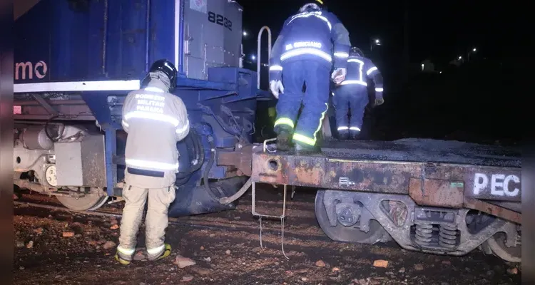 Circulação de trens é restabelecida após locomotiva tombar