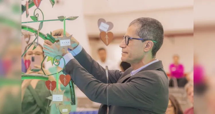 Em uma cerimônia emocionante, um familiar de cada doador é chamado para pendurar as estrelas e corações na Árvore da Vida.