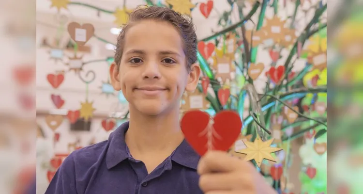 Em uma cerimônia emocionante, um familiar de cada doador é chamado para pendurar as estrelas e corações na Árvore da Vida.