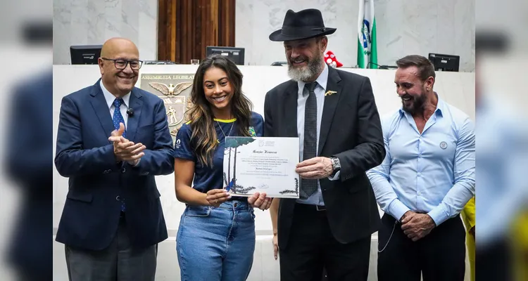 Atletas e técnicos, um por um, receberam a homenagem.